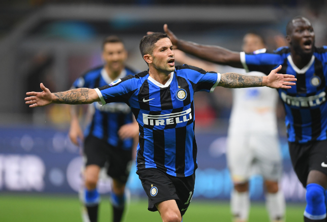 曼联中场组织力再次被质疑（曼联中场调度能力再遭质疑）