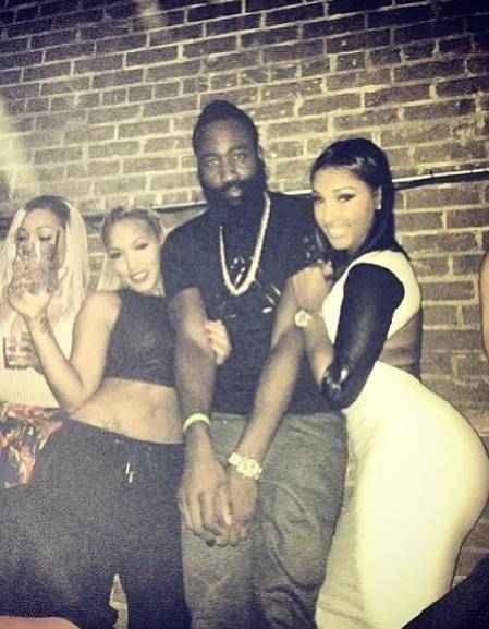 弗拉门戈提前一轮巴甲夺冠，连发多条社媒嘲讽帕尔梅拉斯（弗拉门戈提前一轮加冕巴甲，社媒连番嘲讽帕尔梅拉斯）