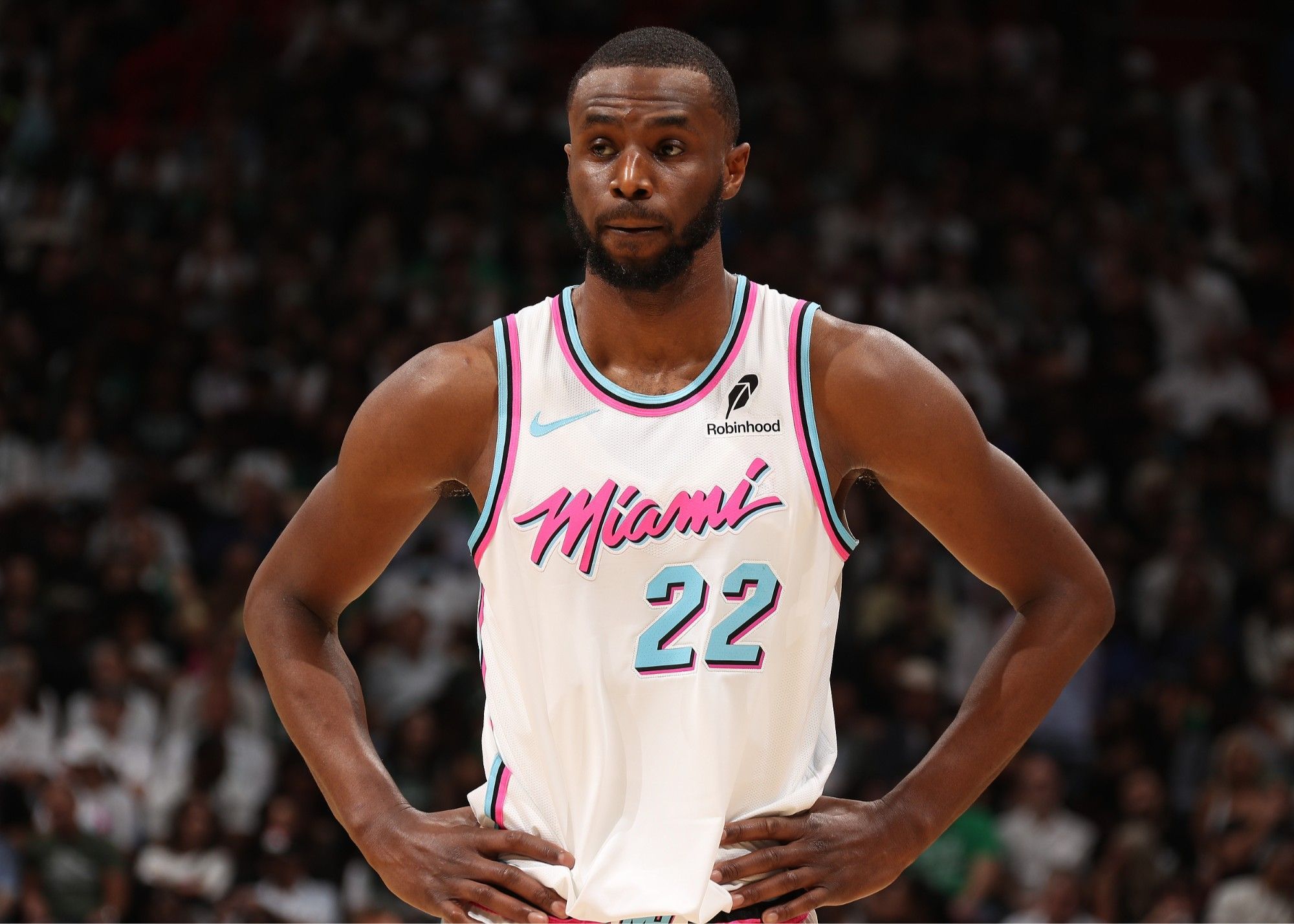 效率不高！米勒19中5拿到17分5板5助1断1帽 5失误（手感欠佳！米勒19投5中拿下17分5板5助1断1帽并有5次失误）