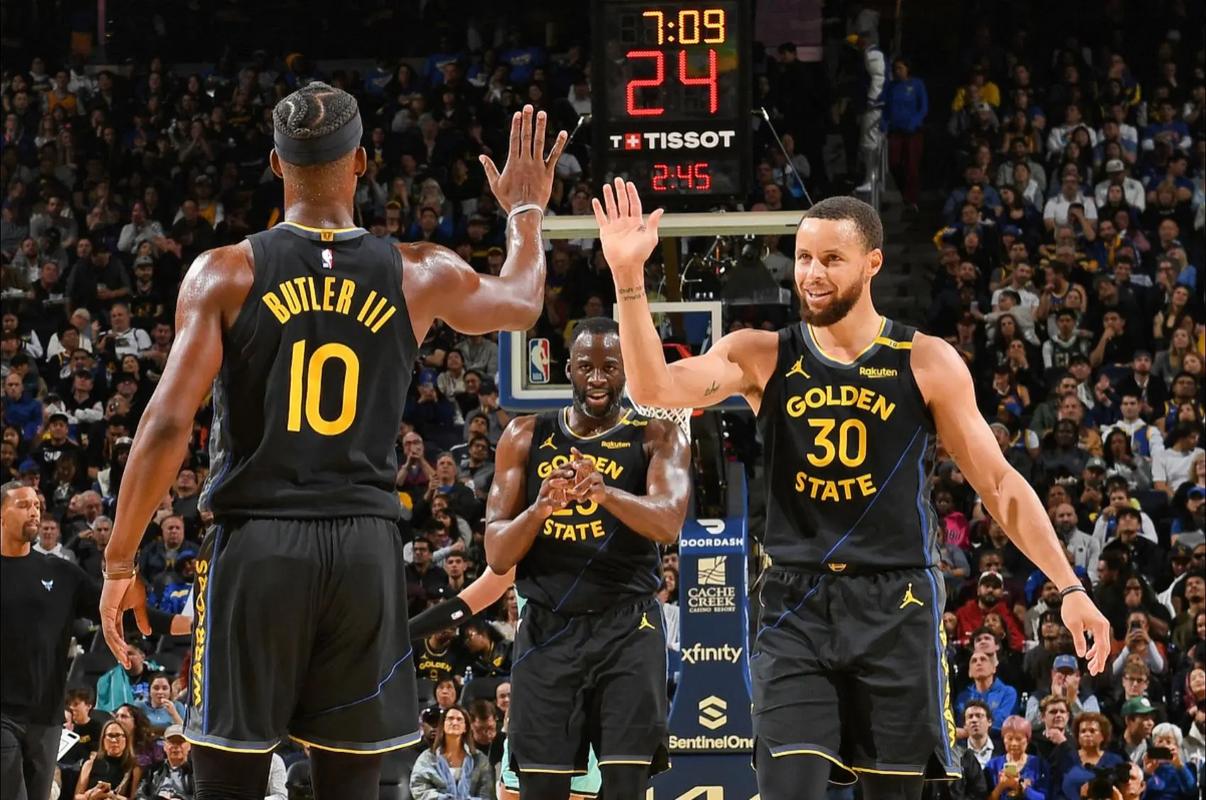 状态低迷！快船半场12次失误&三分16中5（快船半场状态堪忧：12次失误、三分球16投仅5中）