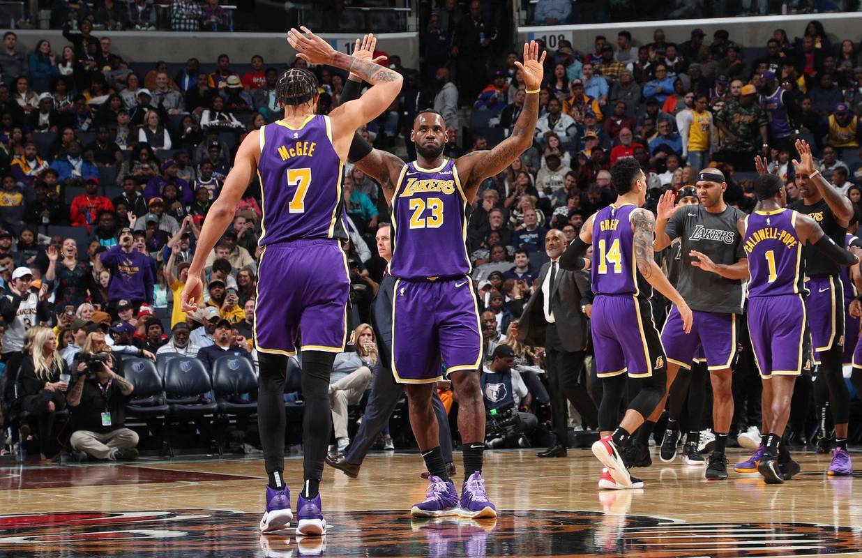 不在状态！杰伦威半场11中4拿到8分6板5助1断（杰伦威半场低迷：11投4中拿下8分6板5助1断）