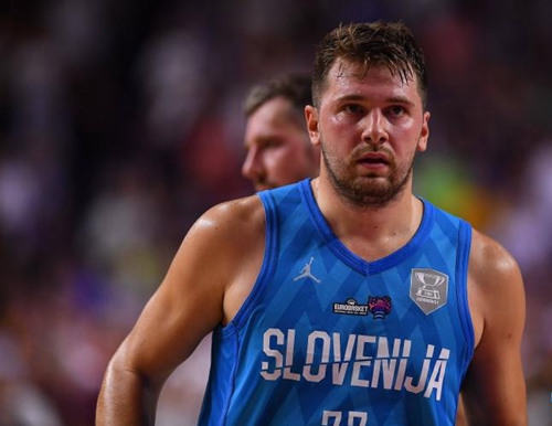 懂球帝2025年11月MVP候选出炉：姆巴佩、哈兰德领衔，莱万在列（懂球帝公布2025年11月MVP候选名单：姆巴佩、哈兰德领跑，莱万入选）