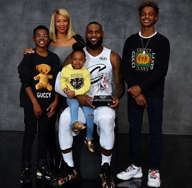 近15年谷歌每年搜索量最高球员：C罗10次断崖领先，梅西仅1次（过去15年谷歌年度最热球员：C罗10次遥遥领先，梅西仅1次登顶）