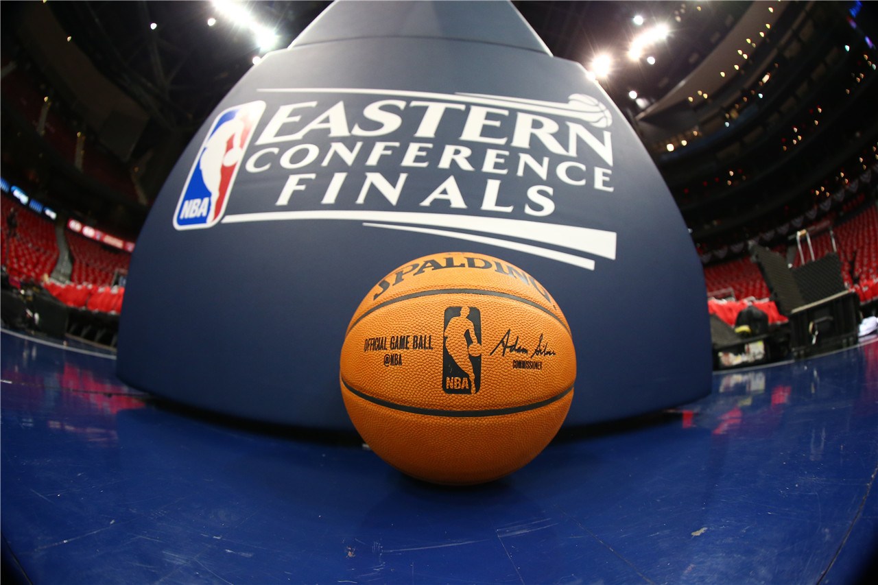 胡尔克完成职业生涯500球里程碑，球迷打出巨型TIFO致敬（胡尔克生涯500球达成，球迷以巨幅TIFO致敬）