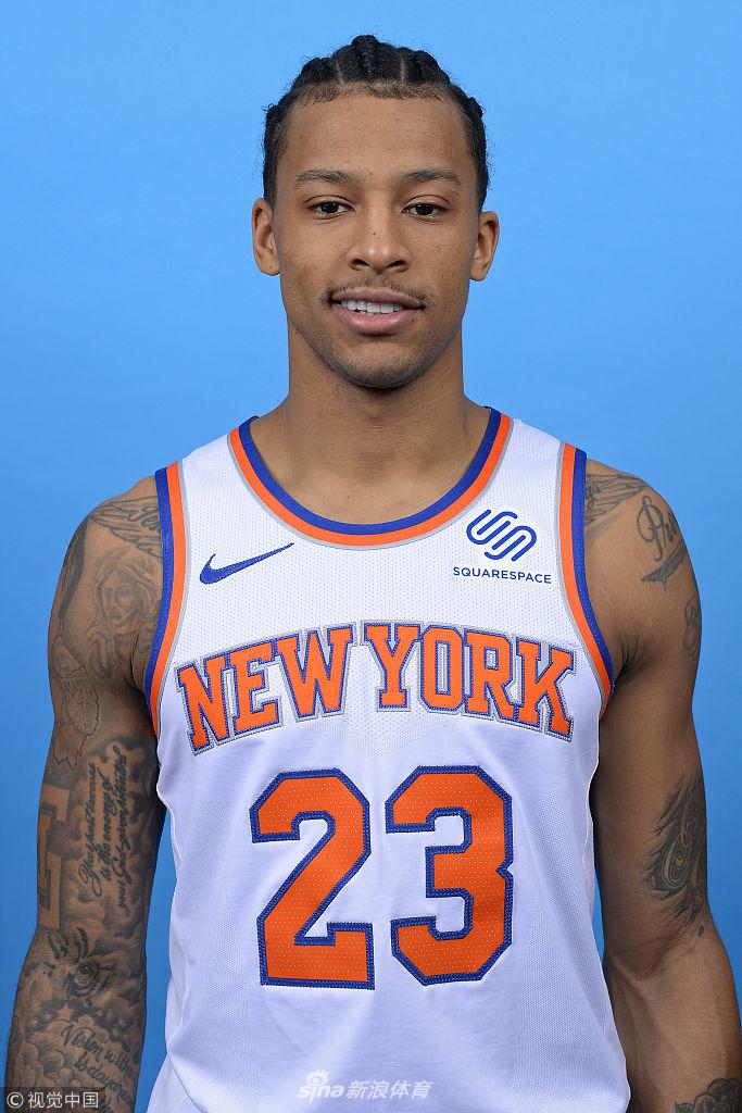 胖东来出售梅西乔丹等足篮球星签名球衣，最高售价138000元，胖东来客服：商品保真，已经售出一件（胖东来上架梅西、乔丹等球星签名球衣，最高标价13.8万元，客服称保真且已售出一件）