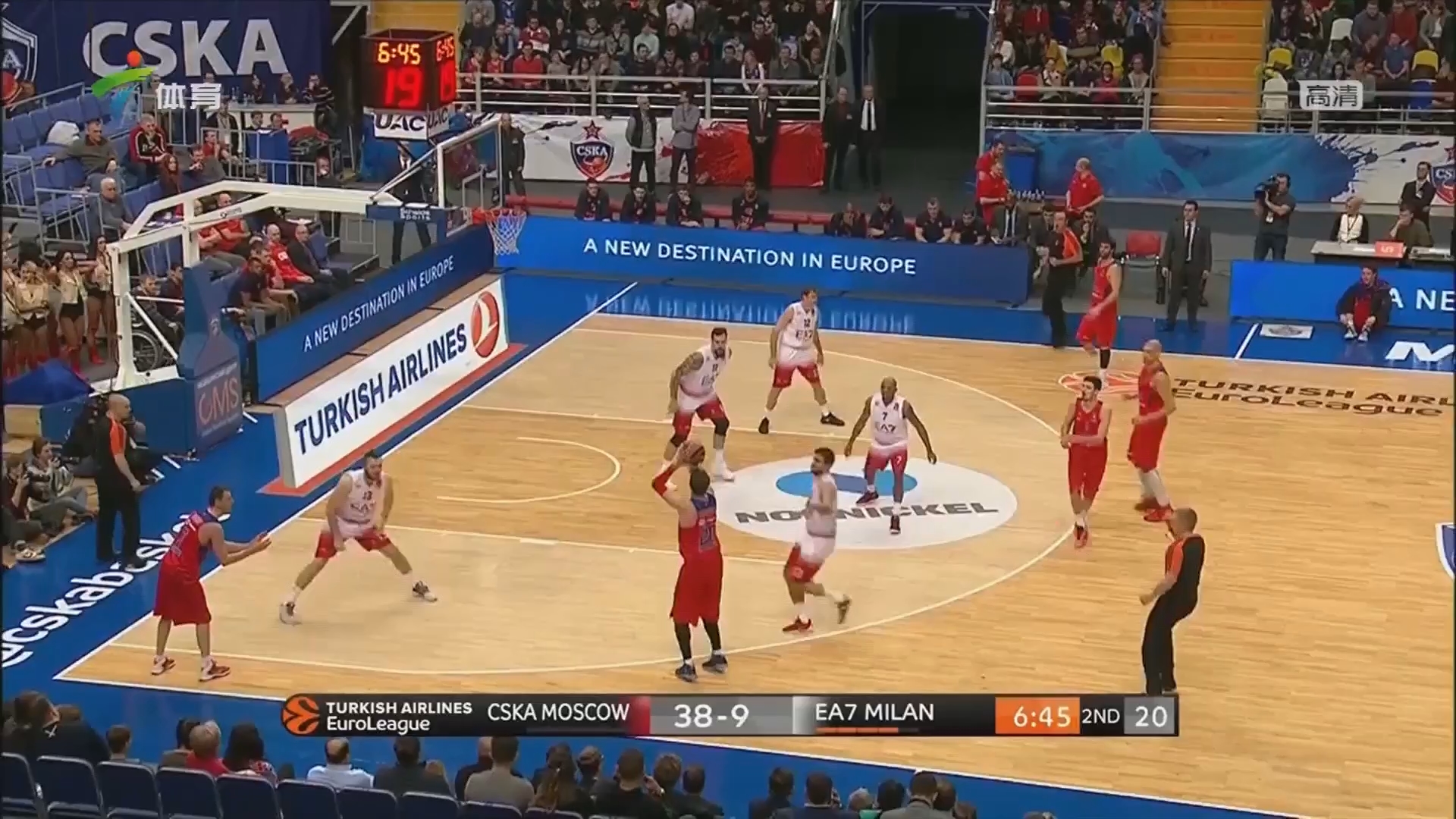 最后时刻围坐一团！戴维森故意推飞克勒贝尔引发冲突（终场前群体对峙！戴维森恶意推人致克勒贝尔摔倒引爆冲突）