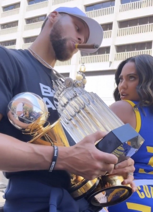 广东籍球员廖锦涛、吕焯毅参与英博队内的大连话挑战，前者胜（英博队内大连话挑战：广东籍球员廖锦涛战胜吕焯毅）