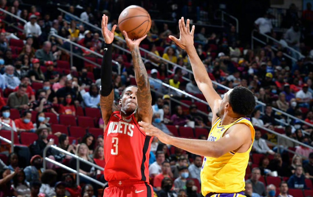 迪亚洛展现惊人实力，强攻顶翻防守（迪亚洛火力全开，强势突破碾压防线）