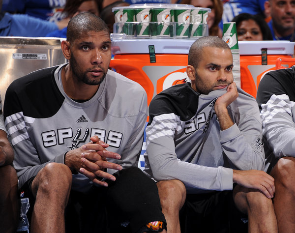 下半场23分！布克：紧身防护短裤限制活动幅度 我把它脱了（布克下半场砍23分：紧身防护短裤限制动作，脱掉后全面爆发）